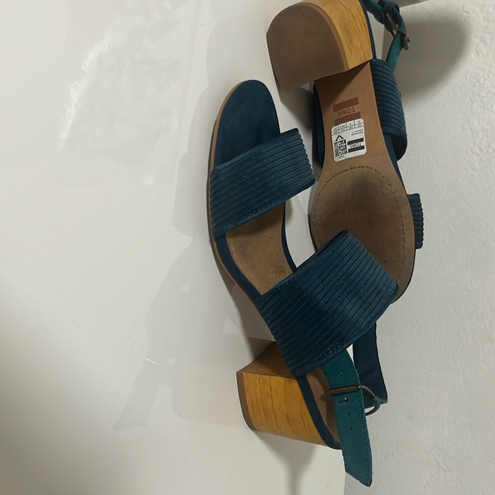 Brand -TOMS size 5.5